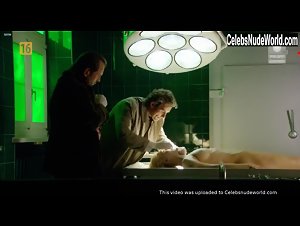 Karolina Nowakowska in Na krawedzi (series) (2013) 9