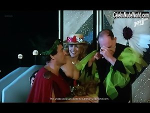 Katia Tchenko in Mon cure chez les nudistes (1982) 11