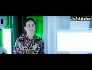 Katja Burkle in Einsamkeit und Sex und Mitleid (2017) 3