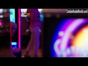 Kristen Wiig Lingerie , Explicit in Welcome to Me (2014) 19