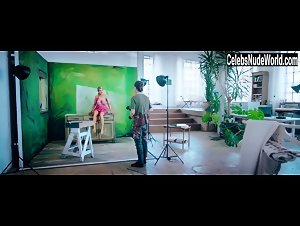 Lara Mandoki in Einsamkeit und Sex und Mitleid (2017) 19