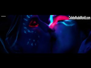 Livia de Bueno in Paraisos Artificiais (2012) 14