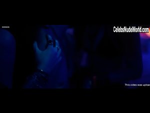 Livia de Bueno in Paraisos Artificiais (2012) 16