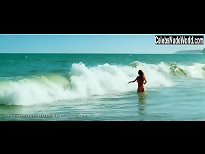 Livia de Bueno in Paraisos Artificiais (2012) 5