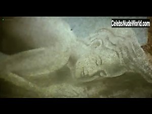 Lenka Novak in Vampire Hookers (1978) 17