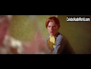 Linda Hutton in Man Who Fell to Earth (1976) 14
