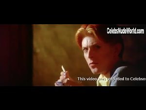 Linda Hutton in Man Who Fell to Earth (1976) 5