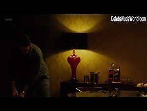 Louise Clos in O Mecanismo (series) (2018) 12