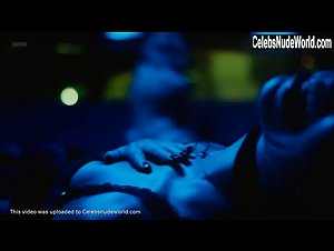 Louise Clos in O Mecanismo (series) (2018) 20