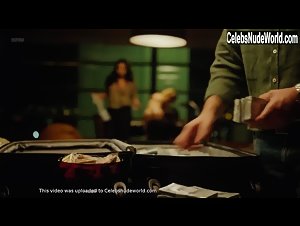Louise Clos in O Mecanismo (series) (2018) 7