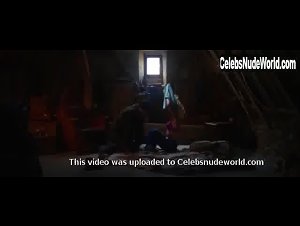 Marie Petiot in Au loin les dinosaures (short) (2016) 2