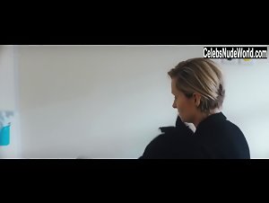 Marieta Zukowska in Botoks (2017) 9