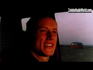 Mira Wanting in Surferne kommer (1998) 6