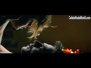 Paola Cortellesi in Maschi contro femmine (2010) 14