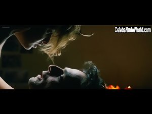 Paola Cortellesi in Maschi contro femmine (2010) 8