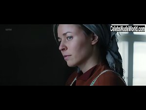 Paula Vesala in Tuntematon sotilas (2017) 1