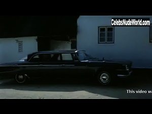 Pernille Grumme in Motorvej pa sengekanten (1972) 16