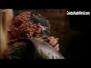 Pilar Soto in Bajo aguas tranquilas (2005) 18