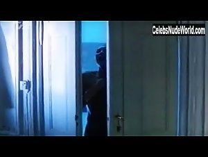 Regina Amoabeng in To mand i en sofa (1994) 12