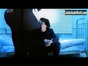 Regina Amoabeng in To mand i en sofa (1994) 3