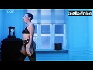 Regina Amoabeng in To mand i en sofa (1994) 6