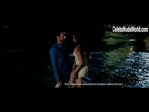 Rocio Munoz in Immaturi - Il viaggio (2012) 11