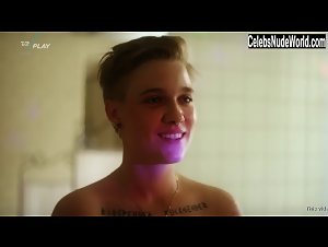 Ronja Mannov Olesen in Ondt i roven (series) (2019) 13