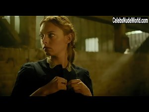 Roos van Erkel in Het Bombardement (2012) 1