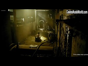 Roos van Erkel in Het Bombardement (2012) 4