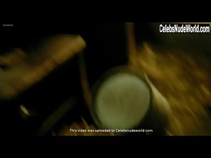 Roos van Erkel in Het Bombardement (2012) 9