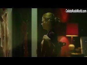 Shanyn Leigh in 4:44 Last Day on Earth (2011) 14