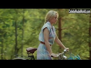 Sonja Gerhardt in Deutschland 83 (series) (2015) 3