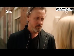 Sophie van Winden in Ik Weet Wie Je Bent (series) (2018) 10