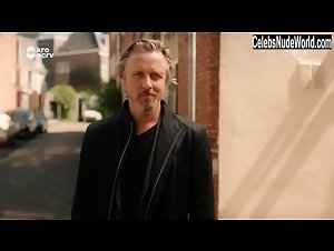 Sophie van Winden in Ik Weet Wie Je Bent (series) (2018) 6