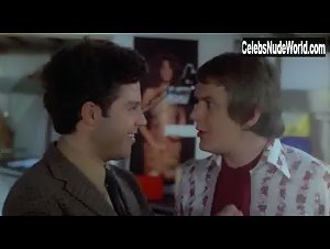 Susanne Jagd in Tandlaege pa sengekanten (1971) 11