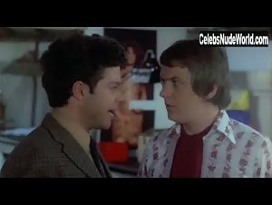 Susanne Jagd in Tandlaege pa sengekanten (1971) 14