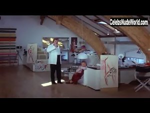 Susanne Jagd in Tandlaege pa sengekanten (1971) 2