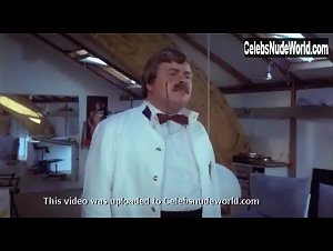 Susanne Jagd in Tandlaege pa sengekanten (1971) 3