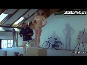 Susanne Jagd in Tandlaege pa sengekanten (1971) 4