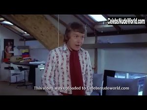 Susanne Jagd in Tandlaege pa sengekanten (1971) 6