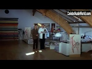 Susanne Jagd in Tandlaege pa sengekanten (1971) 8