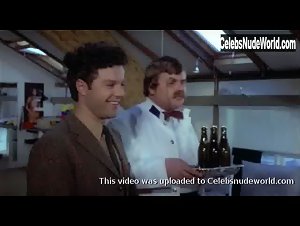 Susanne Jagd in Tandlaege pa sengekanten (1971) 9