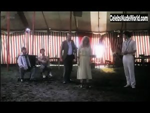 Suzette Kempf in Naeste stop paradis (1980) 3