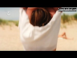 Tamara Brinkman in Zomer in Zeeland (series) (2018) 11