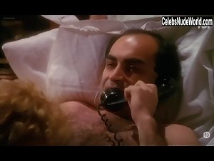 Tanya Lopert in T'empeches tout le monde de dormir (1982) 10