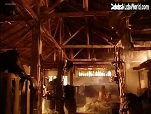 Tatiana Issa in O Quinto dos Infernos (series) (2002) 1