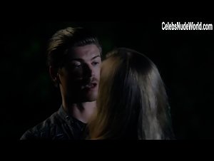 Willa Fitzgerald in Scream: The TV Series (series) (2015) 5