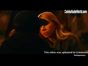 Ellen Page nude sex with Zosia Mamet 15