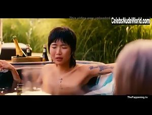 Ellen Page nude sex with Zosia Mamet 7