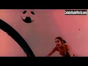 Amanda Bynes, Amanda Crew bikini, Sexy scene in She's the Man (2006) 12